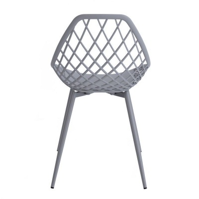 Cadeira de plástico cinza com design quadriculado e pernas metálicas cinzentas