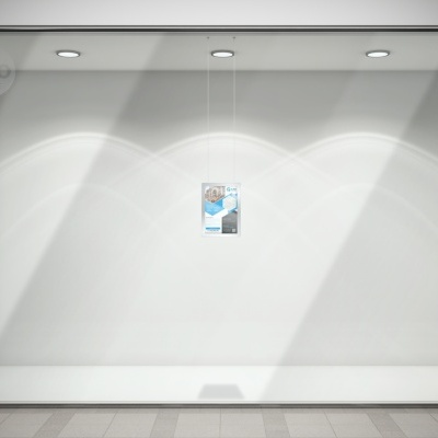 Montra de loja vazia com cartaz pendurado e iluminação embutida