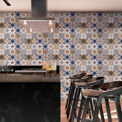 Cozinha moderna com azulejos geométricos azuis e brancos na parede e bancos altos em madeira escura