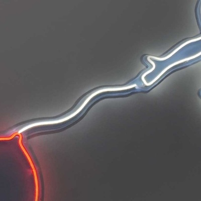 Letreiro de néon branco e vermelho sobre fundo cinza escuro