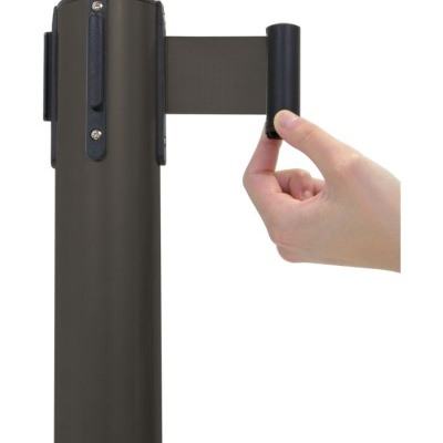 Coluna de metal castanho com fita extensível castanha sendo puxada por mão direita