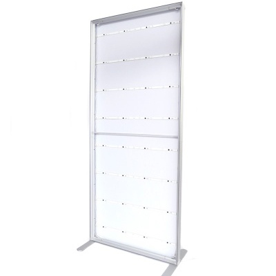 estrutura metálica branca com painéis retangulares brancos