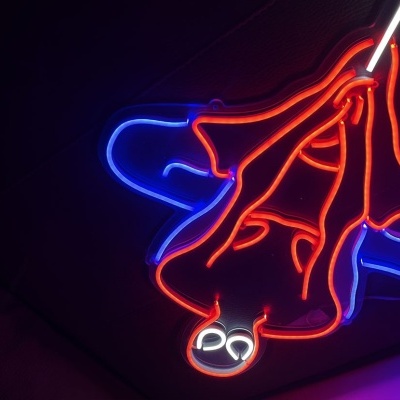 Neon art de morcego com luzes vermelhas, azuis e brancas