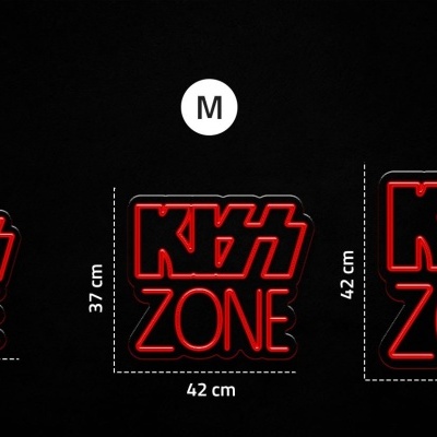 Três patches KISS ZONE em vermelho e preto em três tamanhos diferentes sobre fundo preto