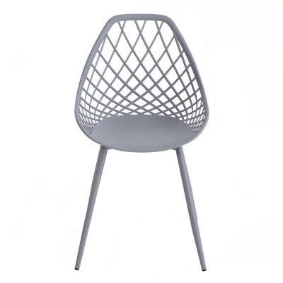 Cadeira cinzenta com treliça no encosto e assento acolchoado