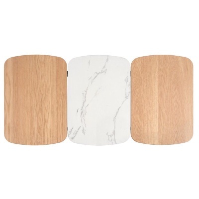 Três placas retangulares com cantos arredondados, duas de madeira clara e uma com padrão de mármore branco.