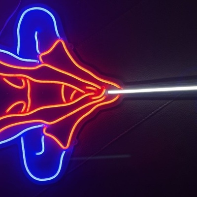 Letreiro de néon de figura humana em meditação em azul, vermelho e branco