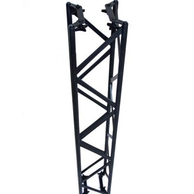 Estrutura metálica preta triangulada com mecanismos de fixação