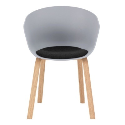 Cadeira moderna com assento cinza, almofada preta e pernas de madeira clara