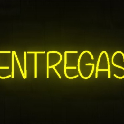 Neon amarelo com a palavra ENTREGAS em letras maiúsculas