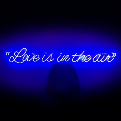 Letreiro de néon azul com texto 