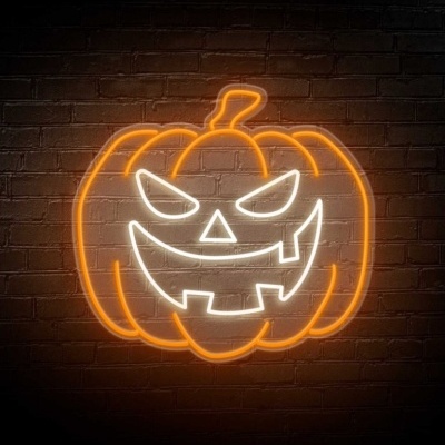 Neon de abóbora de Halloween em parede escura