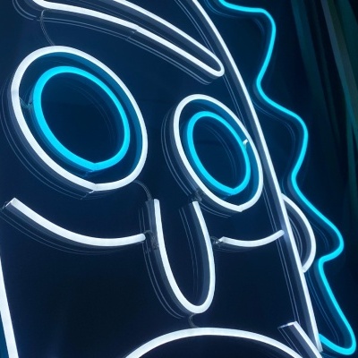 Iluminação em néon de figura facial estilizada azul e branca em fundo escuro