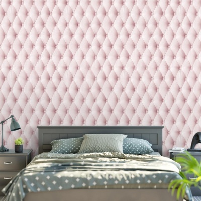 Quarto com cama cinzenta e papel de parede rosa claro acolchoado