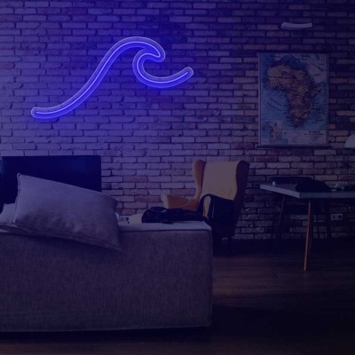 Sala de estar moderna com sofá cinza, parede de tijolos e luz de néon azul em forma de onda