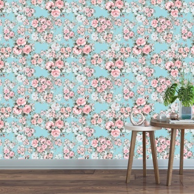 Papel de parede azul com flores rosas e mesa de madeira com decoração