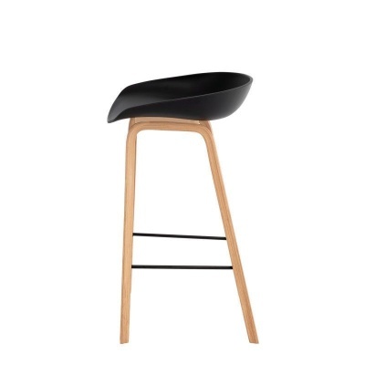 Banco alto com assento preto e estrutura de madeira clara