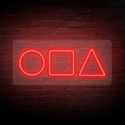 Placa de néon vermelha com formas geométricas círculo, quadrado e triângulo na parede de tijolos