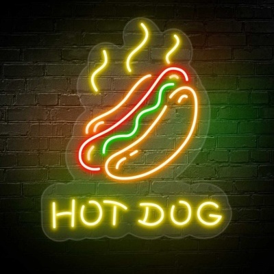 Letreiro de neon de cachorro quente com texto HOT DOG em parede de tijolos.