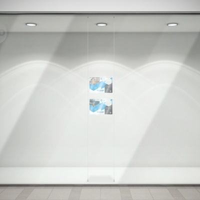 Montra de loja branca com duas imagens de piscina e acrílico transparente