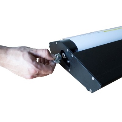 Mão com chave inserida numa caixa preta com parte branca translúcida