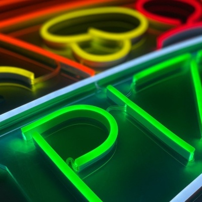 Placa de néon colorida com a palavra PIZZA em verde