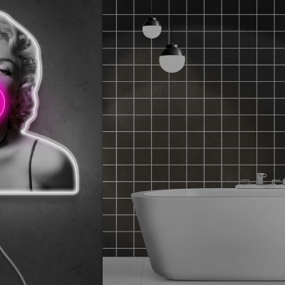 Banheira branca moderna e luminária de néon com rosto de mulher e bola de chiclete cor-de-rosa