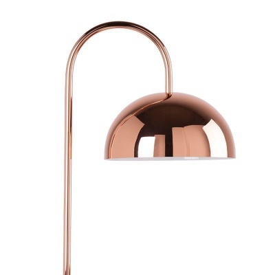 Candelabro metálico em cobre com design moderno e cúpula semicircular