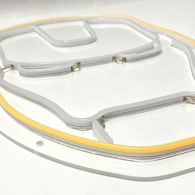 Luminária LED em forma de rosto estilizado com fita LED amarela e branca