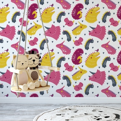 Papel de parede infantil colorido com dinossauros, balancé de madeira com peluches, chão madeira clara e tapete redondo branco.