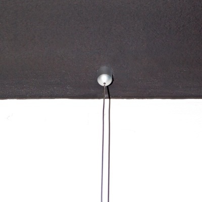 Lâmpada de teto suspensa com base prateada e cabos pretos