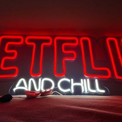 Luzes de neon vermelhas e brancas com texto 'NETFLIX AND CHILL'