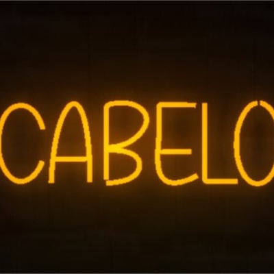 Letreiro em néon amarelo com a palavra CABELO