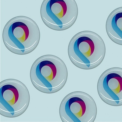 Botões redondos com padrão colorido em fundo azul claro