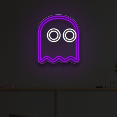Neon roxo em forma de fantasma com olhos brancos pendurado numa parede cinza acima de móvel branco com plantas