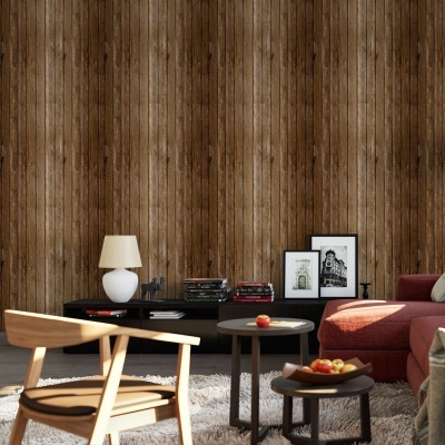 Sala de estar com parede de madeira escura, cadeira de madeira clara, mesa de centro redonda, sofá vermelho e decoração