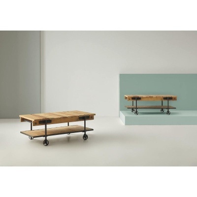 Mesa de centro de madeira rústica com rodas e estrutura metálica preta