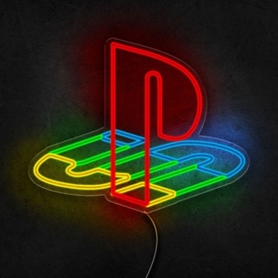Neon decorativo do logótipo PlayStation em várias cores numa parede escura