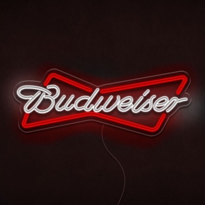 Letreiro de néon vermelho e branco Budweiser num fundo escuro
