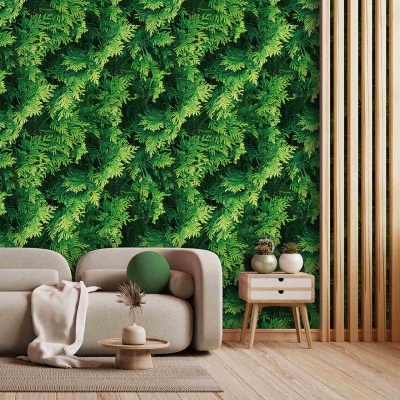 Sala de estar com muro verde de folhagem, sofá cinza, almofadas e decoração em madeira