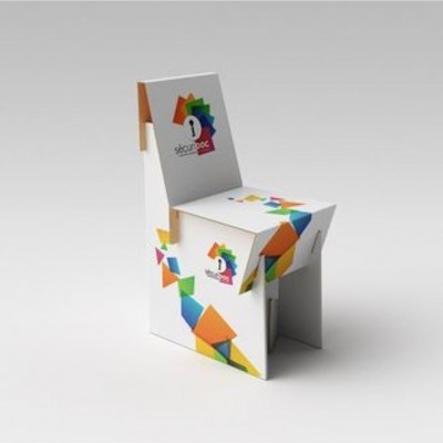 Cadeira branca estampada com logotipo e formas geométricas coloridas