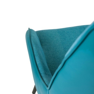 Detalhe de sofá ou poltrona azul turquesa com tecido e pele sintética