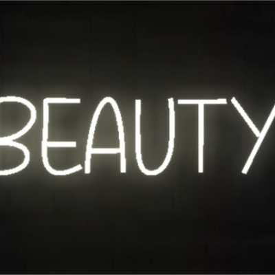 Painel de luz neon branco com a palavra BEAUTY
