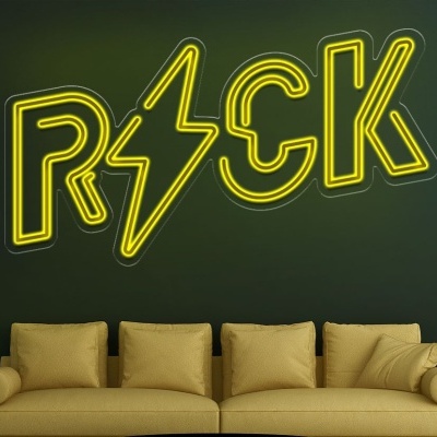 Sofá amarelo com letreiro de néon 'ROCK' amarelo em parede verde escura, planta em vaso e mesa preta pequena