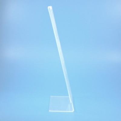 Suporte transparente inclinado sobre fundo azul claro