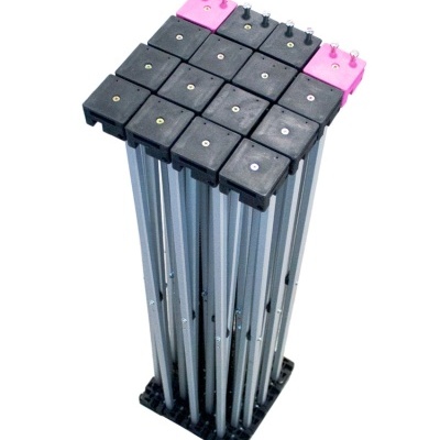 Suporte metálico com topo quadrado preto e rosa, com pinos metálicos