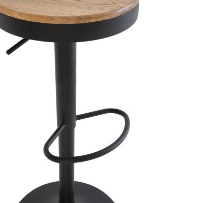 Banqueta alta com assento em madeira clara e estrutura preta com apoio para pés