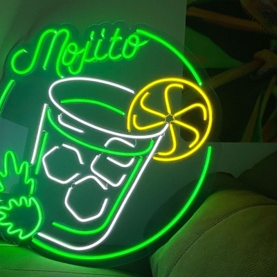 Letreiro de néon verde e amarelo com a palavra Mojito e desenho de copo e fruta