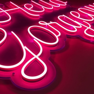 Placa de néon rosa com texto 