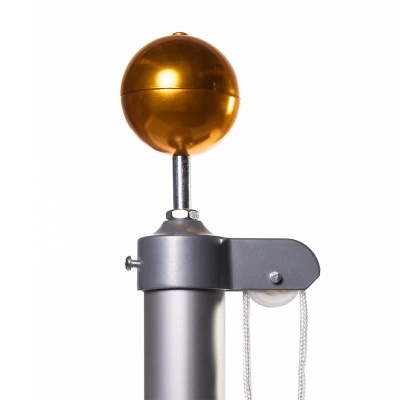 estrutura metálica cinzenta com esfera dourada no topo e polia com corda